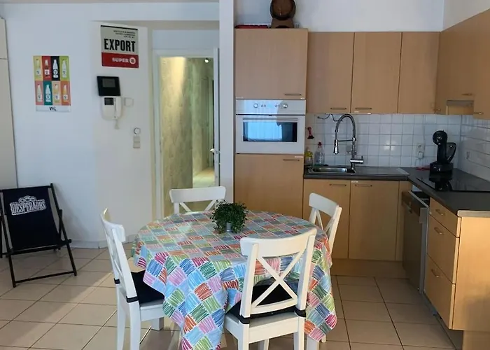 90m2 Op 70m Van Het Strand. דירה